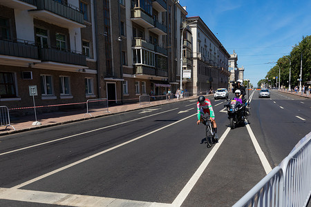 动议摄影照片_白俄罗斯明斯克-2019 年 6 月 25 日：来自匈牙利 Pelikan 的自行车手参加了 2019 年 6 月 25 日在白俄罗斯明斯克举行的第二届欧洲运动会的男子拆分开始个人赛