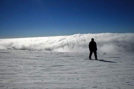 会议大气摄影照片_埃特纳火山上的 Snowdrifter