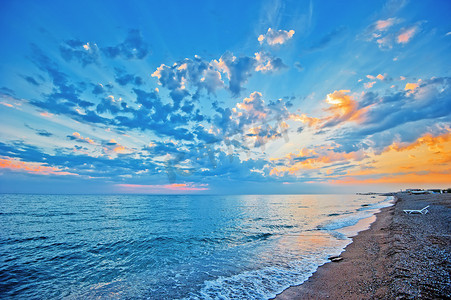 “海面上的日落天空，沙滩。”
