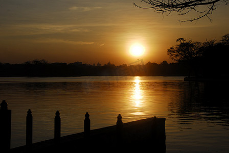 黄昏湖边摄影照片_从湖边看日落