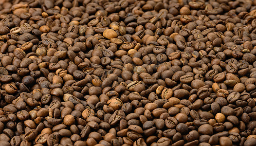 棕色烘焙阿拉比卡咖啡豆和罗布斯塔咖啡豆，全画幅