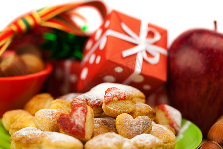 圣诞舞会摄影照片_“盘子、饼干、坚果、苹果、蝴蝶结、盒子、礼物、圣诞舞会”