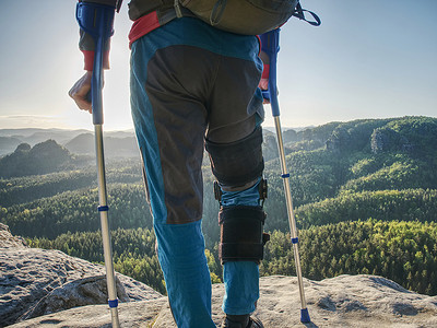 膝盖固定在护膝功能中的受伤游客的细节。