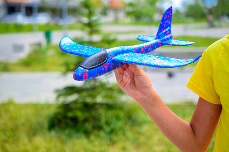 一个孩子在玩模型飞机