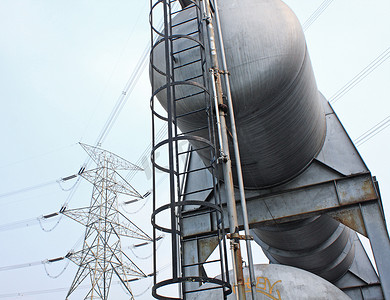 鼓架摄影照片_“工业区的煤气罐和发电塔，悬架 e”