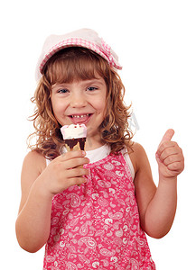 拿着冰淇淋摄影照片_快乐的小女孩，拿着冰淇淋，竖起大拇指