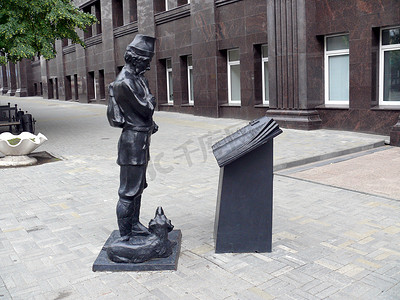 雕塑人与狗 - 车里雅宾斯克