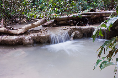 绿色深林摄影照片_《泰国北碧府深林瀑布》