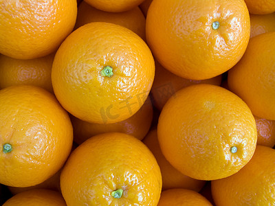柜台背景上的橘子