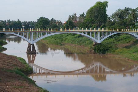 “柬埔寨马德望 Stung Sangke 河大桥”