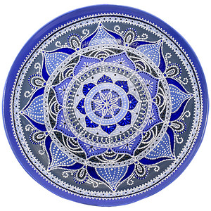 装饰陶瓷盘绘有圆形图案，隔离在白色背景上。