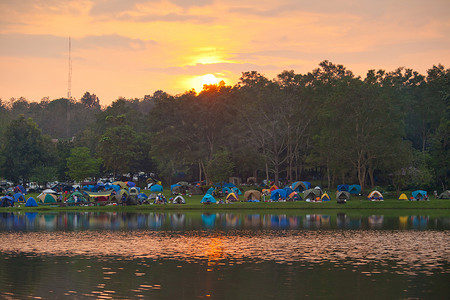 湖边的露营帐篷