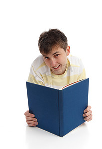 快乐的男孩阅读学习