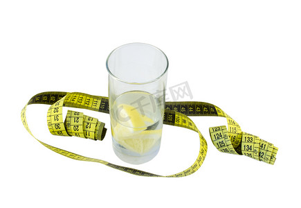 水加柠檬在玻璃和黄色厘米