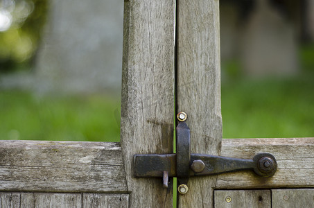 木制手工门上的铁门闩。
