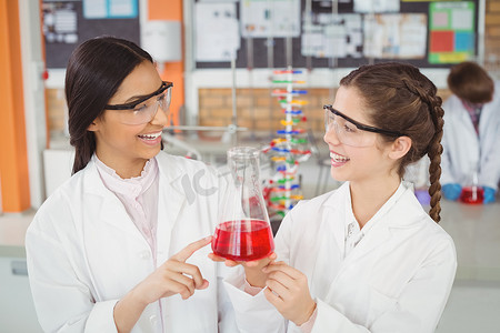 快乐的女学生在实验室做化学实验
