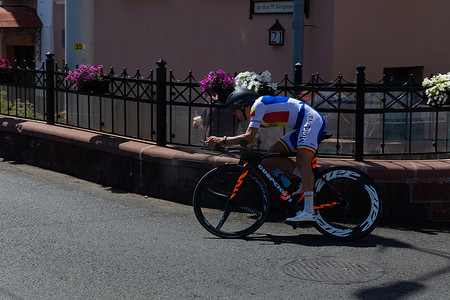 白俄罗斯明斯克-2019 年 6 月 25 日：来自摩尔多瓦阿萨多夫的自行车手参加了 2019 年 6 月 25 日在白俄罗斯明斯克举行的第二届欧洲运动会男子分体赛个人赛