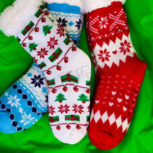 圣诞节或新年礼物和惊喜的亮色袜子