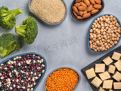 豆腐和豆子摄影照片_素食蛋白概念