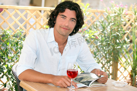 在露天咖啡馆享用一杯葡萄酒的男士