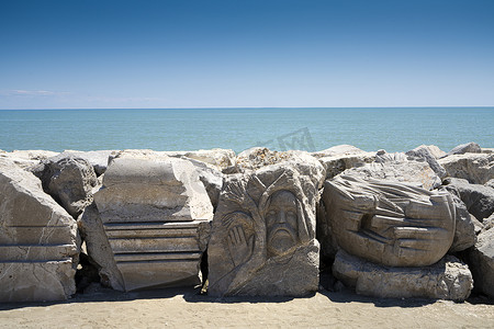意大利雕塑摄影照片_意大利考尔莱海滨的雕塑。