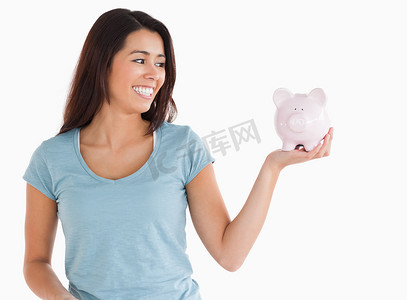 好看的手势摄影照片_拿着存钱罐的好看的女性