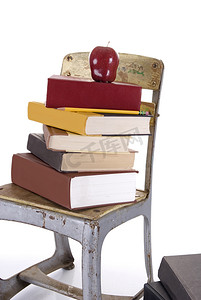 老式儿童学校椅子和书籍