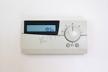 “数字恒温器设置为 19.5 摄氏度”