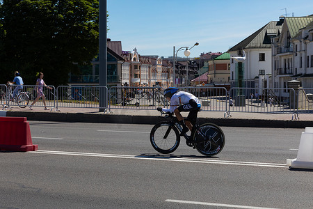 白俄罗斯明斯克-2019 年 6 月 25 日：来自德国的自行车手参加了 2019 年 6 月 25 日在白俄罗斯明斯克举行的第二届欧洲运动会的女子拆分开始个人赛