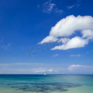 与蓝色多云天空和风船的海洋风景