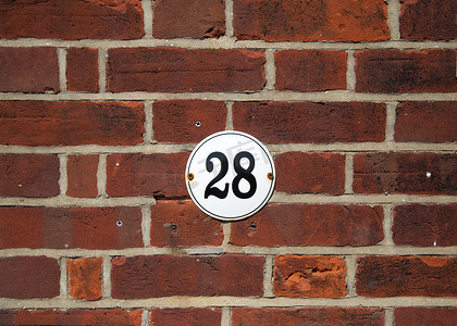 时间地址摄影照片_在老红砖墙上的第 28 号