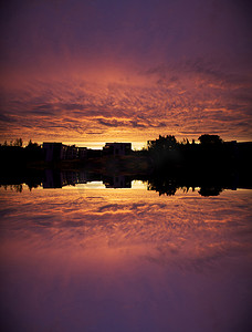 黄昏下的建筑摄影照片_紫色天空下的建筑剪影