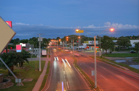 日落时巴拿马的主要公路（通过 Interamericana）。