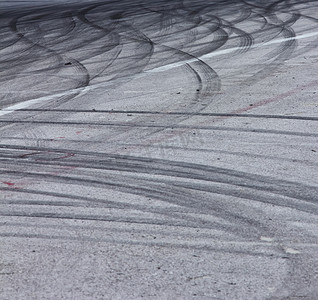 轮胎爆炸摄影照片_道路轨道上的轮胎痕迹