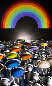彩虹，有颜色油漆的锡金属罐头