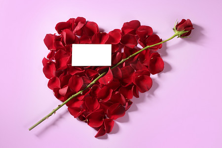 在一个红色玫瑰花瓣心脏形状的丘比特箭头