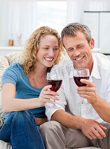 夫妻俩在客厅喝红酒