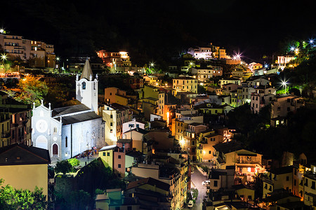 钟楼夜景摄影照片_“夜景下的灯火通明的教堂和里奥马焦雷，Cin”
