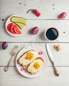 早餐烤面包，配蔬菜和煎鸡蛋，配一杯咖啡