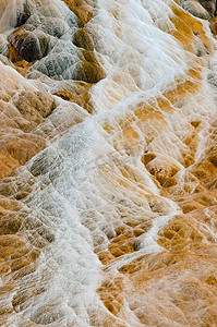 猛犸摄影照片_“美国怀俄明州帕克县黄石国家公园，帕莱特斯普林斯，猛犸温泉，石灰石和富含矿物质的小溪流的细节”