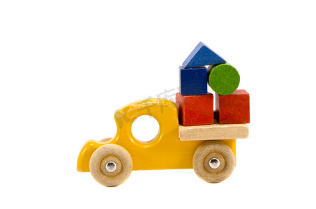 带彩色积木的木制卡车玩具