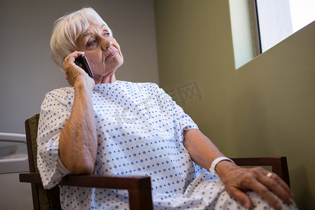 高级病人在手机上聊天