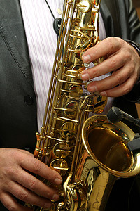 萨克斯管演奏者演奏爵士乐乐器的萨克斯管吹奏者