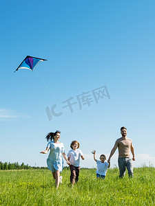 幸福的家庭放风筝