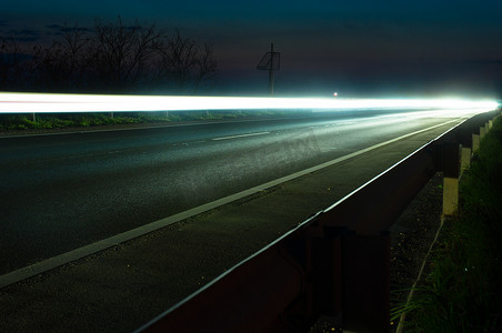 黄昏路上摄影照片_晚上路上的白灯
