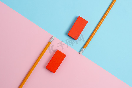 两个对象的比较块铅笔贴纸笔记面对向内向外在一个分离的彩色背景上进行安排反思以平躺的角度拍摄