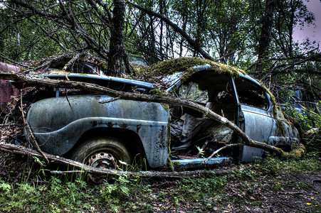 旧汽车墓地的汽车 HDR 图片