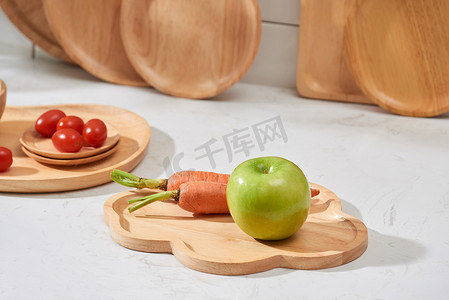 桌上放着新鲜蔬菜和水果的厨房用具。