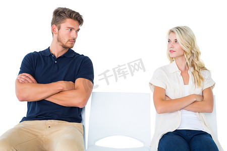 坐在椅子上的年轻夫妇在争吵时不说话