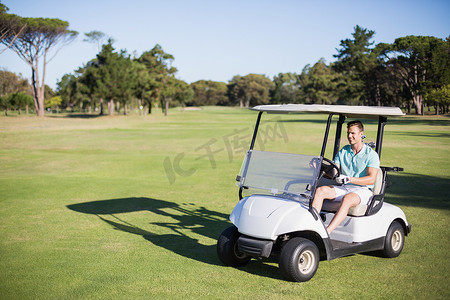 全长快乐的高尔夫球手驾驶高尔夫球车